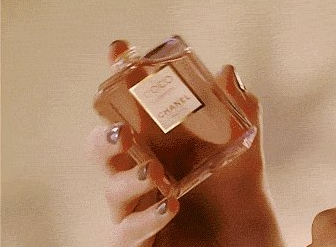香水喷在哪里最好 香水为什么喷在手腕呢
